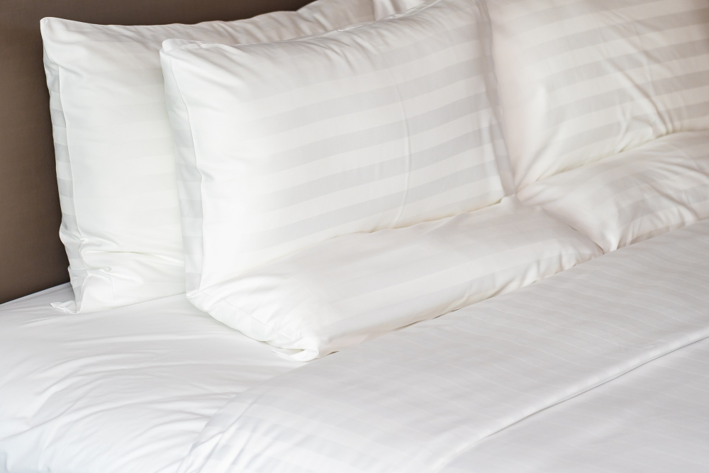 White Comfortable Pillows Bed With Blanket