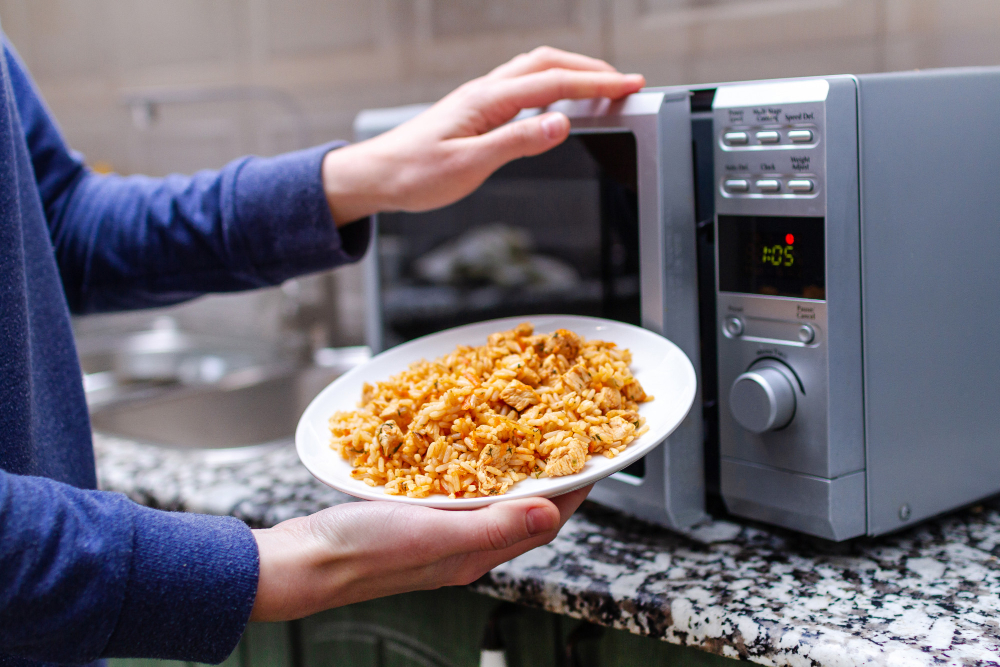 using-microwave-warming-plate-homemade-pilaf-lunch-home-hot-meal